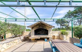 Amazing Home In Stari Grad - Stari Grad - 4