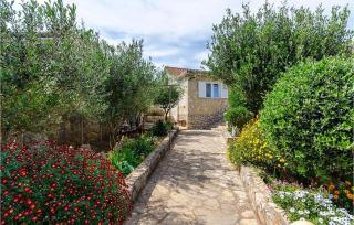 Amazing Home In Stari Grad - Stari Grad - 3