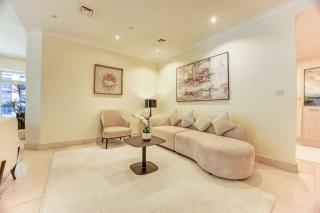 Luxury Marina Stay - City Views & Big Balcony - 9