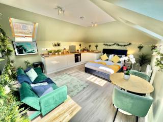 Luxe Chic Retreat - Tropical Vibes & Skylight Serenity - WiFi - Large Smart TV - Minutes Walk to Town and Beach - Sleeps 3 - 7