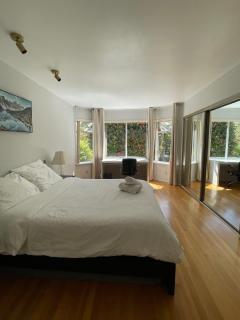 A Picturesque Home surrounded by flowers - Vancouver - 1