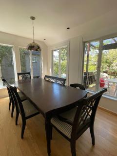 A Picturesque Home surrounded by flowers - Vancouver - 9