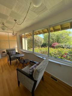 A Picturesque Home surrounded by flowers - Vancouver - 7