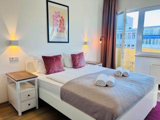 Zentral gelegenes und stilvoll möbliertes Apartment in Duisburg Nur 5 Minuten vom Hbf und City, ideal für Pendler und Messebesucher - Duisburg - 0
