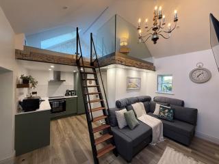 Holly Cottage Cozy Loft - - 8