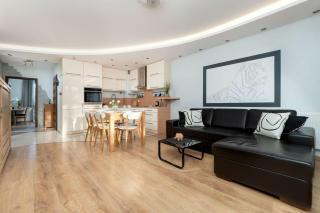 Spacious Two-Bedroom Apartment with 2 Parking Spaces by Noclegi Renters - Danzig - 0