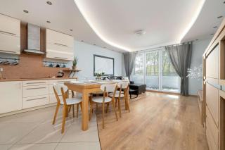 Spacious Two-Bedroom Apartment with 2 Parking Spaces by Noclegi Renters - Danzig - 5