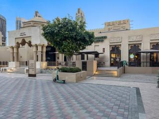 Stylish 1BR in Old Dubai Balcony, Smart TV, Full Kitchen - Dubai - 5