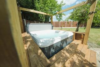The Machine House - Hot Tub - Outdoor Bar - Moira - 8