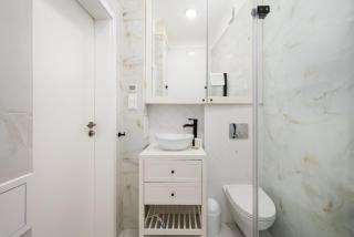 Krucza Heart of Warsaw Apartment by BookingHost - 8