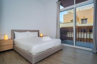 Stylish 2BR with Terrace Near Green Parks - Dubai - 7
