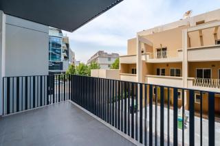 Stylish 2BR with Terrace Near Green Parks - Dubai - 4