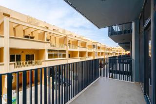 Stylish 2BR with Terrace Near Green Parks - Dubai - 1