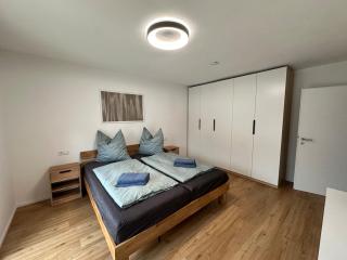 Top-Wohnung mit Balkon & privatem Eingang - Garage - 3 Min zur S-Bahn - Nähe Messe Stuttgart & Daimler - Ideal für Geschäftsreisende, Familien & Projektteams - 1