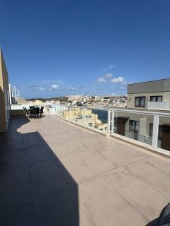 Bright 3BR Penthouse with Amazing Views - by HostMT - 1