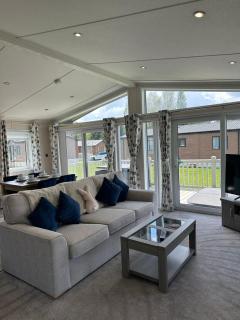 Oakmont 4 - Lodge with Hot Tub - Allerthorpe - 4