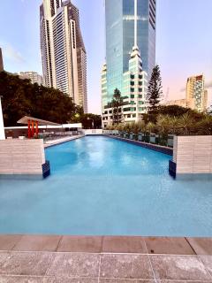 Surfers Paradise Stunning Getaway with Ocean and River Views - Gold Coast - 9