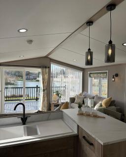 Ally Up - Lodge with Hot Tub - Allerthorpe - 0