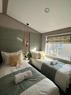 Ally Up - Lodge with Hot Tub - Allerthorpe - 4