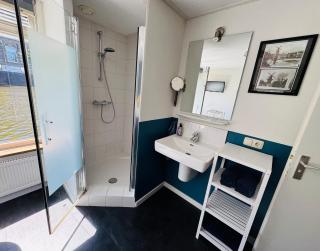 Peaceful room on a houseboat in the city centre - 4