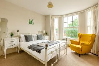 Cosy 2BR Apt, 6 Mins Train Station, Wimbledon - 0