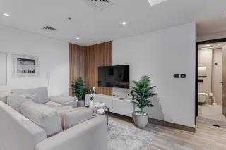 Modern Studio with Pool View & Gym Access - Dubai - 8