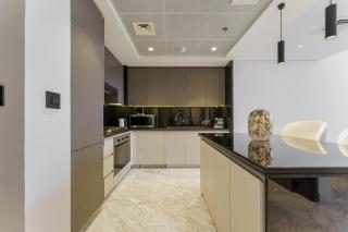 Upscale 2BR with Private Terrace & Pool View - Dubai - 7