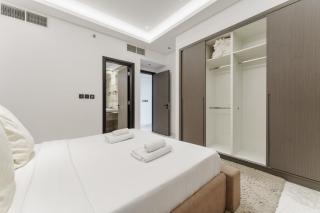 Upscale 2BR with Private Terrace & Pool View - Dubai - 5