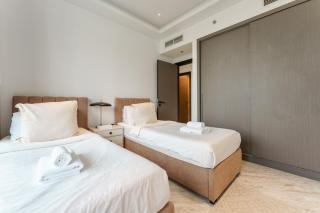 Upscale 2BR with Private Terrace & Pool View - Dubai - 4