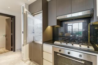 Upscale 2BR with Private Terrace & Pool View - Dubai - 2