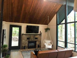 Cozy Cottage 1 Block Walk From Lake Naomi - Poconos Pennsylvania Area 2 hours from New York City or Philadelphia - Pets Welcome - Check Minimum Night Requirement - 0