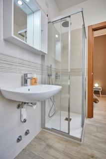 Cattaneo 65 - 3 Bedrooms, 5 minutes from Lake Como and station - Parking - 5