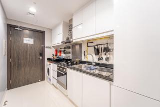 Stylish Studio with Pool View & Free Parking - Dubai - 8