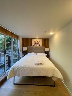 A Picturesque ground floor home surrounded by flow - Vancouver - 7