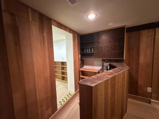 A Picturesque ground floor home surrounded by flow - Vancouver - 9
