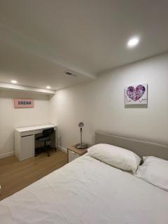 A Picturesque ground floor home surrounded by flow - Vancouver - 3