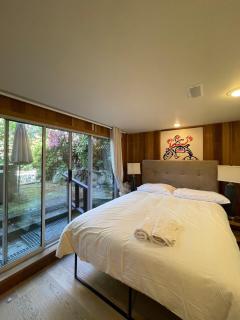 A Picturesque ground floor home surrounded by flow - Vancouver - 6