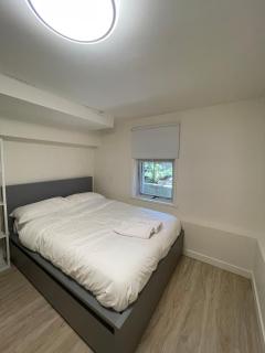 A Picturesque ground floor home surrounded by flow - Vancouver - 4