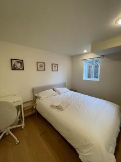 A Picturesque ground floor home surrounded by flow - Vancouver - 2