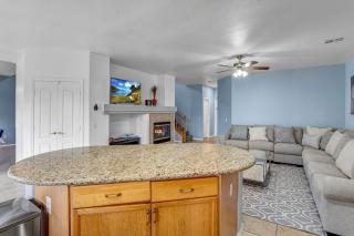 Vibrant Yellow King Room & Desk - Las Vegas - 9