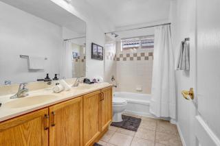 Vibrant Yellow King Room & Desk - Las Vegas - 6