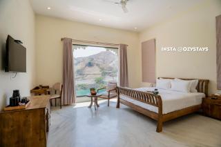Luxury Villa in Udaipur with Pool & 360 Hill View By Ozy Stays - Nāi - 9