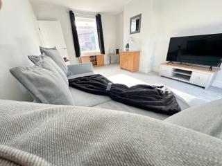 York House by Blue Skies Stays - 9