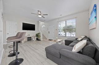 Beach Vibes Villa - 3 Bedrooms in prime location near beach with private yard! - Myrtle Beach - 0