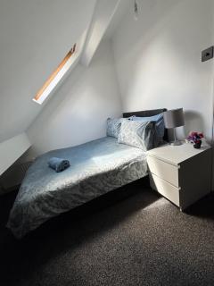 Pristine 2 bedroom apartment with off street parking - Norwich - 6