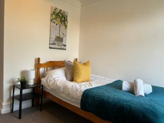 7 Night Stay - Family - Parking WI-FI - Sleeps 5 - 4