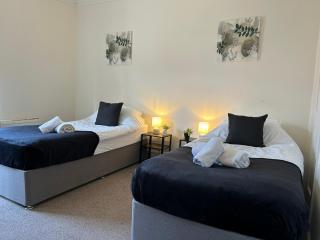 7 Night Stay-Family -Free Parking-Free WiFi-Sleeps 5 - 9
