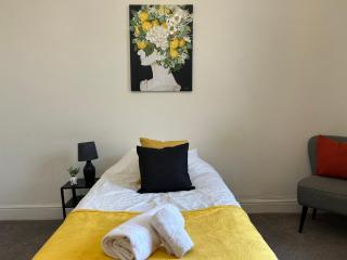 7 Night Stay-Family -Parking-Free WiFi-Sleeps 5 - 7