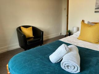 7 Night Stay-Family -Free Parking-Free WiFi-Sleeps 5 - 7