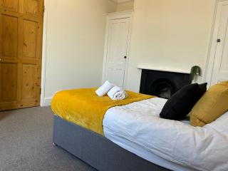 7 Night Stay-Family -Free Parking-Free WiFi-Sleeps 5 - 7